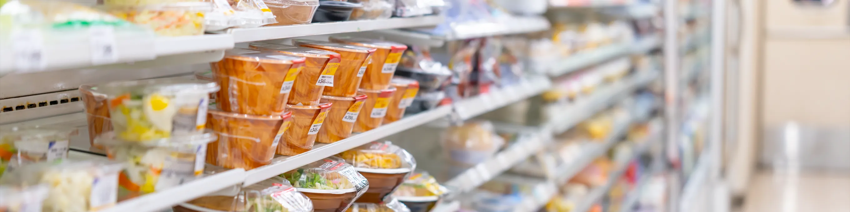 食品売場に並ぶパッケージ商品